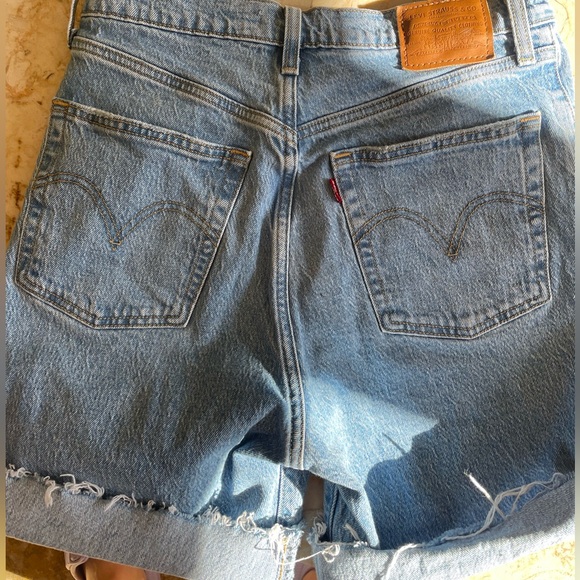Lightwash high waisted Levi's cut off shorts - Picture 6 of 6